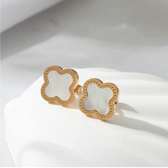 Gold 18k Gold Plated 3pc Clover Earring, Necklace & Bracelet Set - Picture 3 of 4